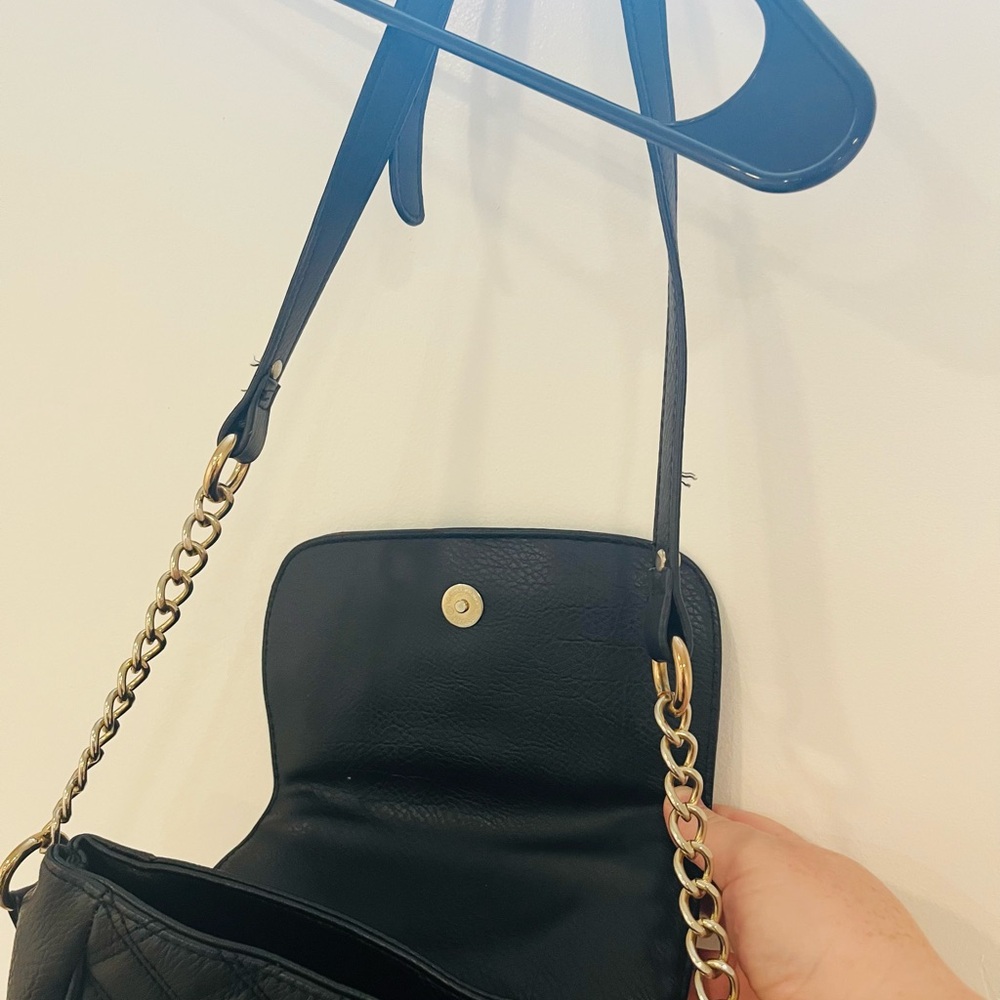 I want to sell black leather shoulder bag. Bag was barely used. Almost like new